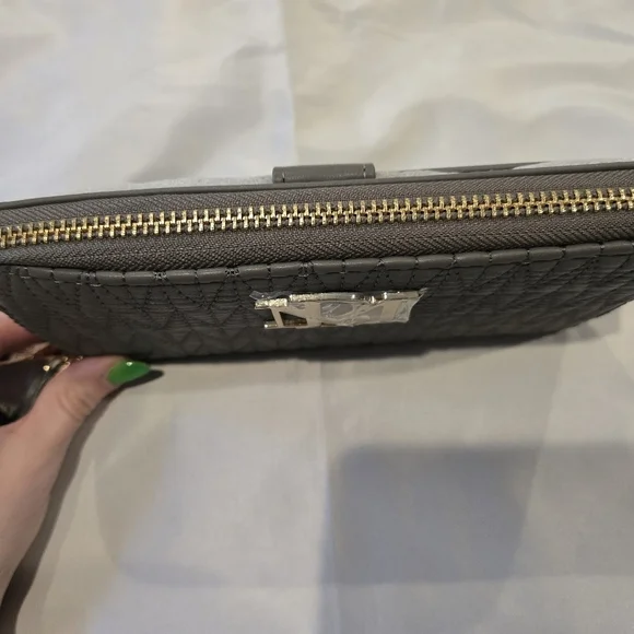 NWT Badgley Mischka Grey Long Wallet with Phone Pocket and Wristlet - Picture 3 of 8